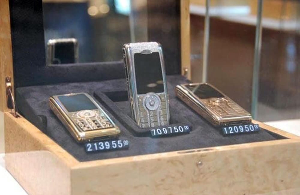 Diamond-Encrusted Nokia Phones @berumenag / Pinterest.com
